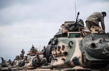 Tanques kurdos agrupados en la frontera con Siria.