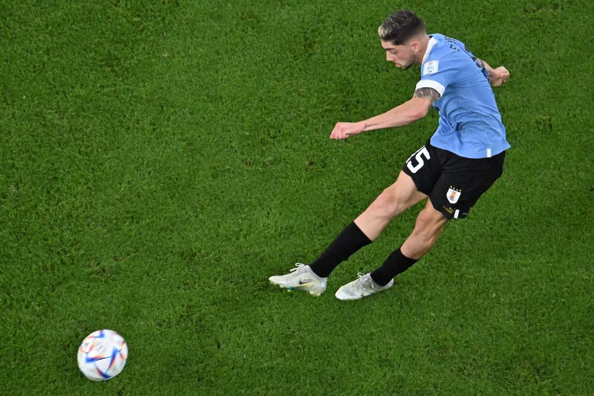 El uruguayo Valverde se saca un trallazo que ha repelido el poste. (Francoise-Xavier MARIT/AFP)