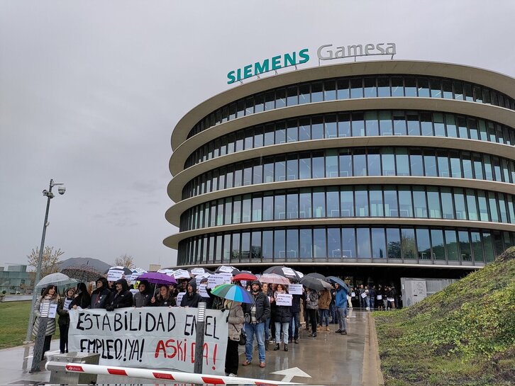  ELA, CCOO y UGT se han concentrado esta mañana en la planta de Siemens Gamesa en Sarriguren.