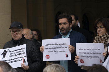 Afectados por los posibles desahucios se han concentrado en el exterior del Ayuntamiento de Donostia.