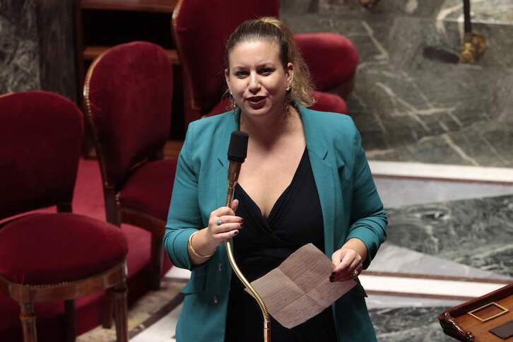 Mathilde Panot diputatuak defendatu du ezker intsumituaren proposamena.