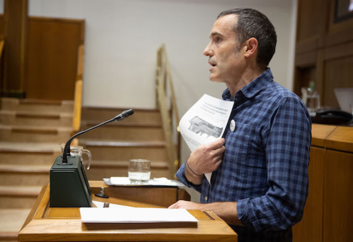 Julen Arzuaga muestra una noticia sobre el uso de la pistola por agentes de la Policía Municipal.