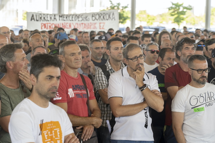 Trabajadores de Mercedes, en una asamblea convocada por ELA, LAB y ESK en julio pasado.