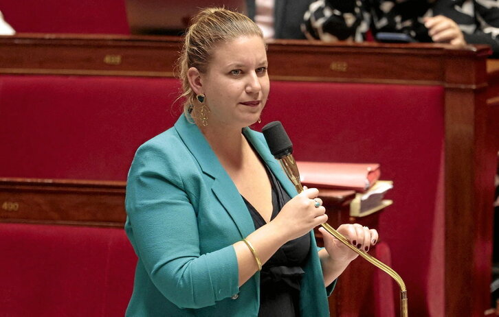 Mathilde Panot FI taldeko bozeramaileak defendatu zuen lege-egitasmoa Parisen.