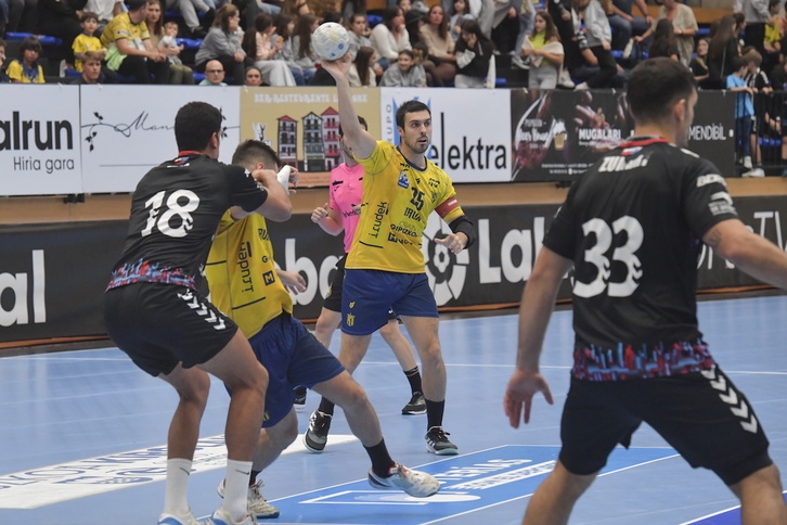 Jon Azkue kapitaina Sinfin taldearen aurkako liga partidan.