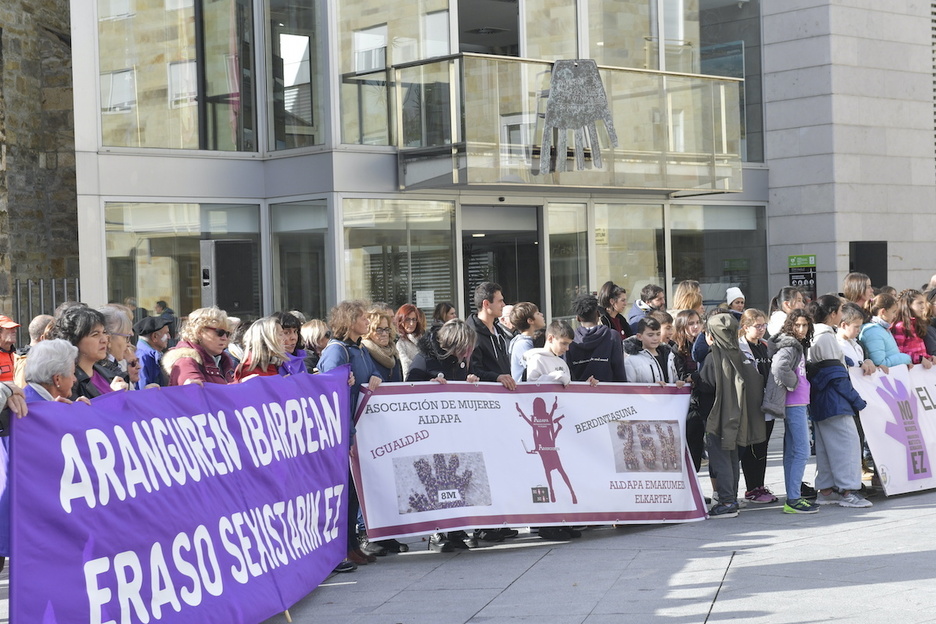 En el valle de Aranguren han sacado una reproducción de la mano de Irulegi con motivo del Día Internacional contra la Violencia Machista.