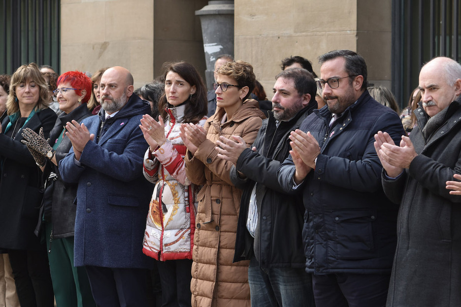 La ministra española Pilar Llop junto a mandatorios navarros en la concentración realizada ante el Gobierno navarro.