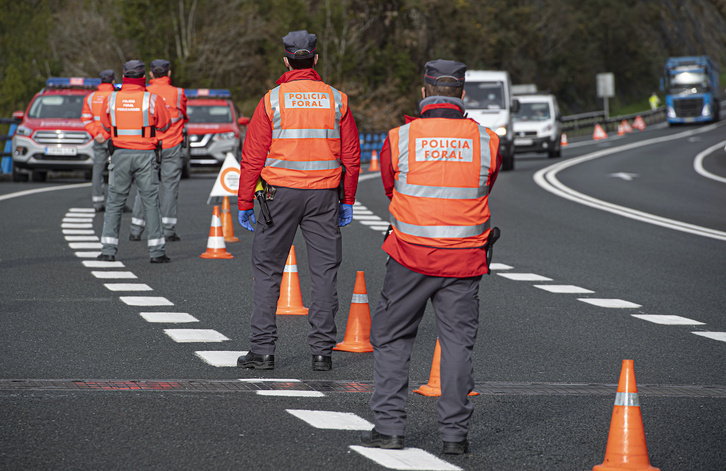 Policías forales vigilan el tráfico en la N-121-A, en Bera.