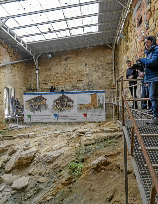 Eraikinera bisita antolatu zuten ostegunean.