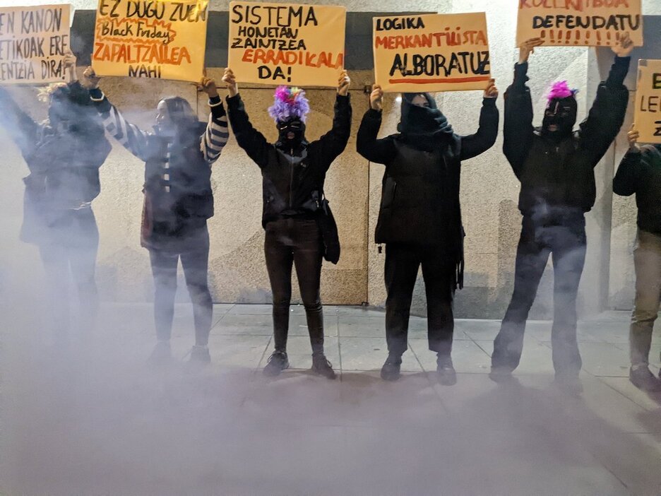 Denuncia del mercantilismo contra la mujer, ante El Corte Inglés en Iruñea.