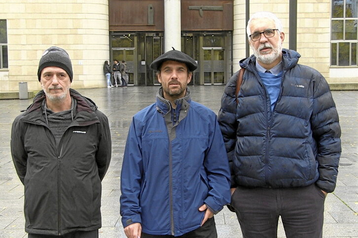 Orduña, a la izquierda, al presentar la querella.