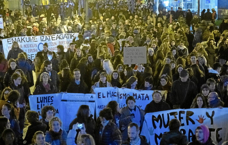 Miles de personas se echaron a las calles de Iruñea y Donostia durante las manifestaciones de la tarde.