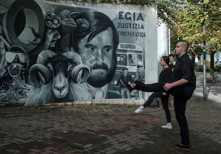 Homenaje en Altza a Mikel Zabalza, donde han realizado una ofrenda floral.