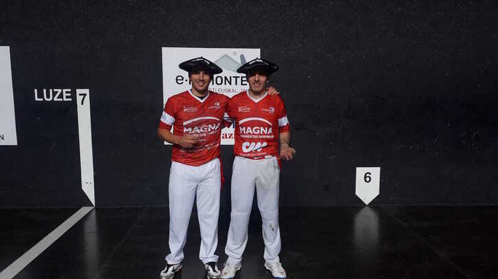 Uterga y Agirrezabala posan felices con las txapelas ganadas en el Izarraitz de Azpeitia.