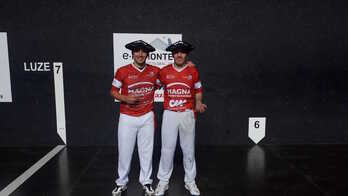 Uterga y Agirrezabala posan felices con las txapelas ganadas en el Izarraitz de Azpeitia.