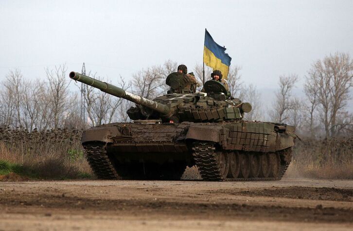 Militares ucranianos en un tanque en el frente oriental.