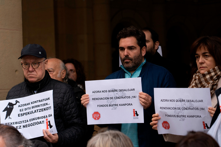 Rueda de prensa de Inquilinos Azora y Stop Desahucios anteayer en Donostia.