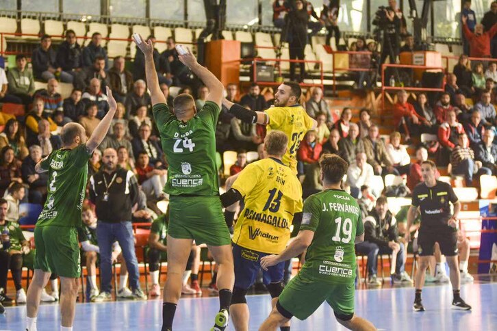 Jon Azkue amaga con el disparo en el duelo disputado en El Sargal. 