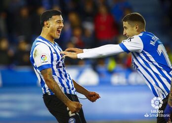 Benavidez uruguaitarra bere gola ospatzen Tenaglia taldekidearekin batera.