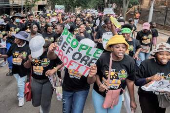 Un grupo de manifestantes exige en Johannesburgo (Sudáfrica) que las necesidades de la gente, las personas, estén por delante de los beneficios empresariales. 