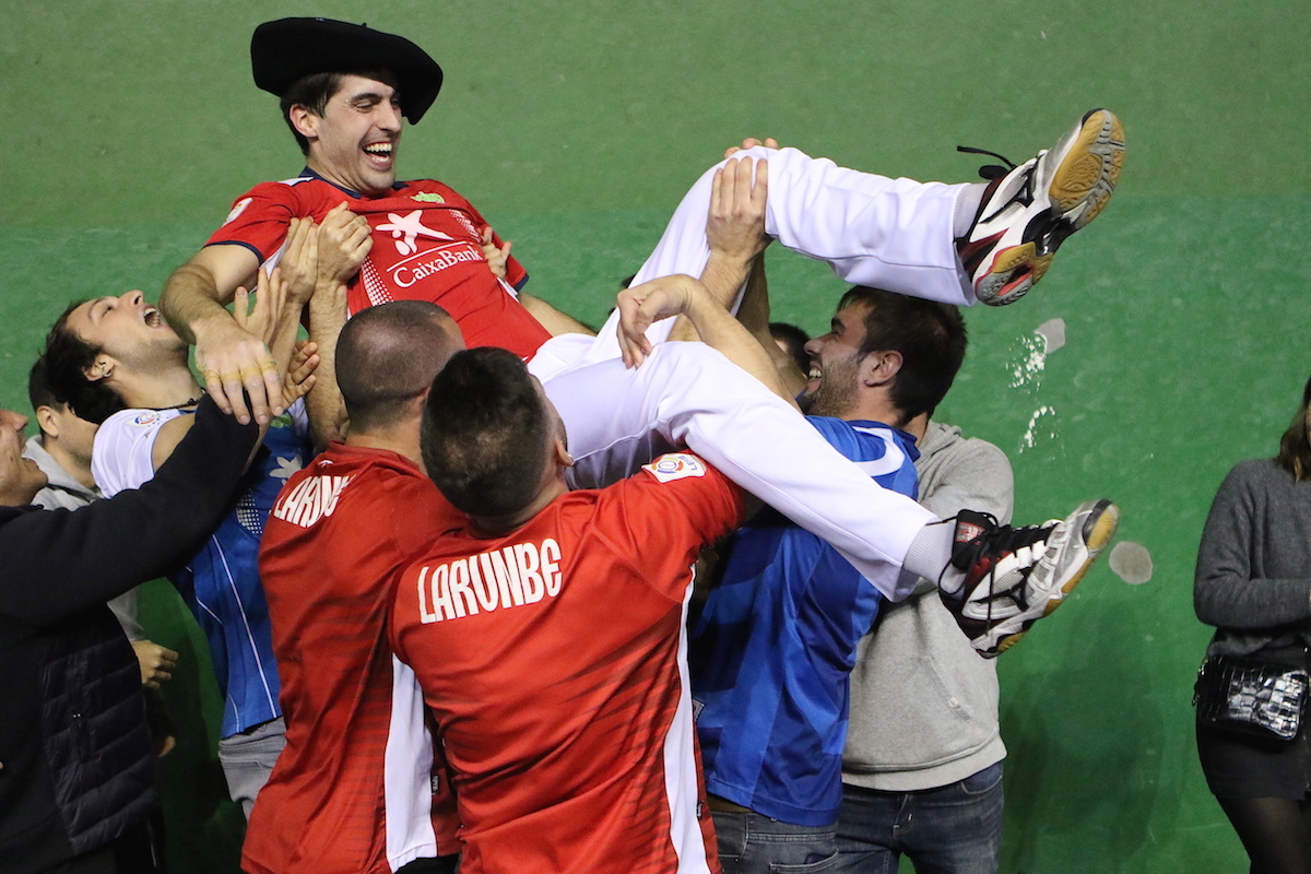 Larunbe airean ibili dute lagunek, txapel eta guzti (Oskar MATXIN EDESA / FOKU)