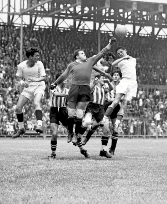 Joaquín Urkiaga despeja con puños un balón aéreo.