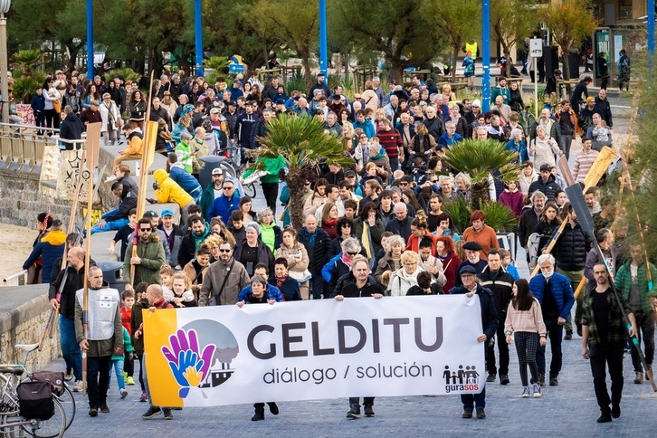 Gurasos elkarteak mobilizazioa deitu du Zurriola hondartzaren bueltan.