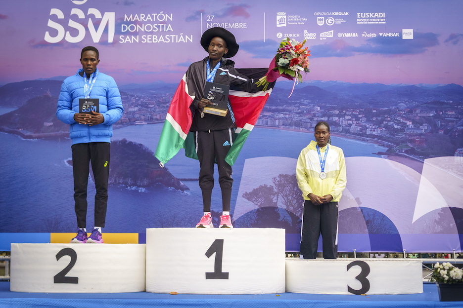 El podio femenino, con tres atletas de Kenia.