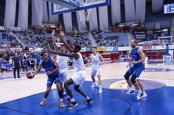 Derbia oso estu joan bada ere, azkenean Gipuzkoa Basketek Iraurgiri irabaztea lortu du.
