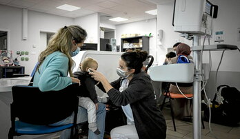 Una enfermera de la unidad de Pediatría del Hospital Universitario de Burdeos chequea el estado de un niño de corta edad.