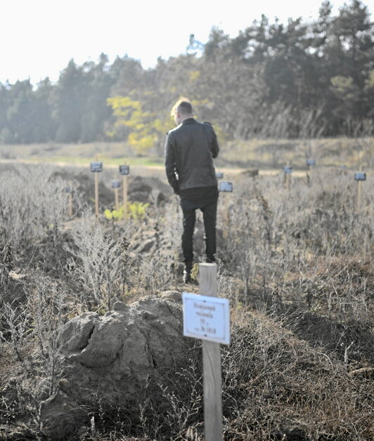 Cada vez hay más tumbas de soldados y más zanjas para su último reposo en el cementerio de Mykolaiv.