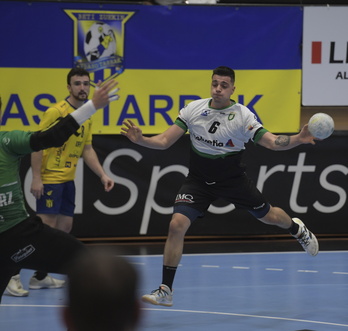 Eduardo Fernández, en la imagen en el derbi de Artaleku, ha marcado 4 goles. 