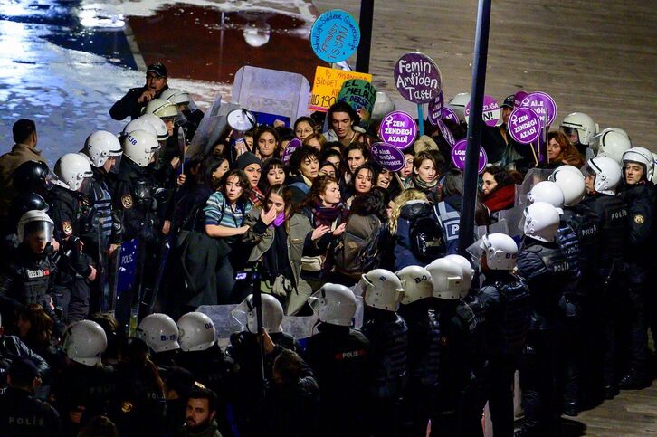 Mujeres rodeadas por la policía turca este viernes en Estambúl.