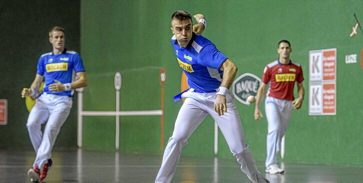 Jon Ander Peña, Tolosako partidan pilota astintzeko prest, atzean Mariezkurrena eta Albisu begira dituela.