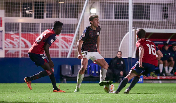 Mikel Goti baloiarekin Osasuna Promesas taldearen kontrako partidan. (@AthleticClub)