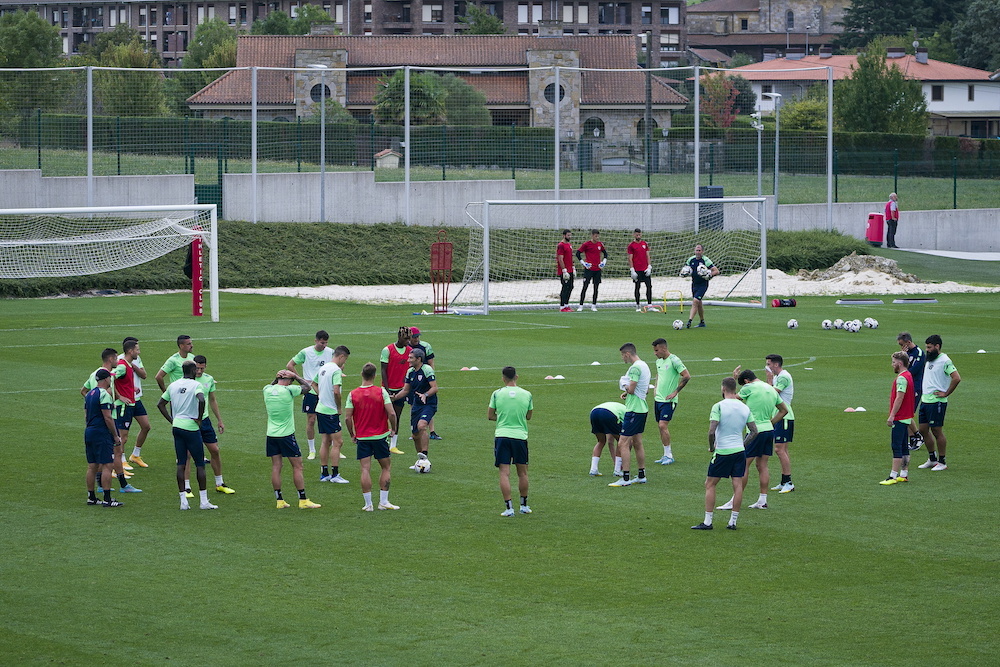 Valverde jokalariekin hizketan Lezaman egindako lan saio batean. (Aritz LOIOLA / FOKU)