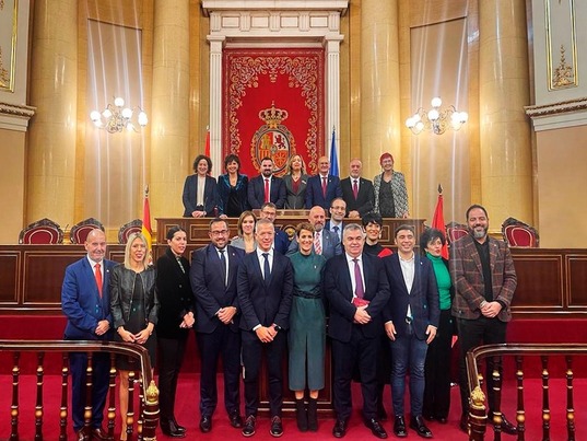 María Chivite junto a miembros del Gobierno navarro y del PSN en la conmemoración del 40 aniversario de la Lorafna celebrado en el Senado español.