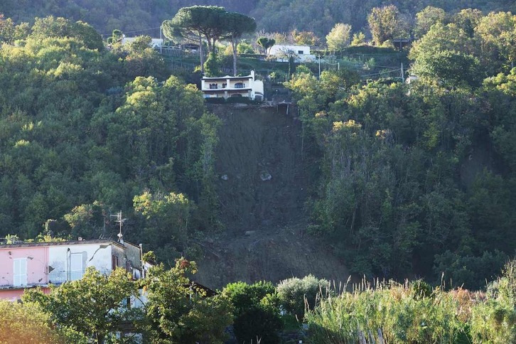 Una casa suspendida prácticamente en el aire tras el corrimiento de tierras en Ischia.