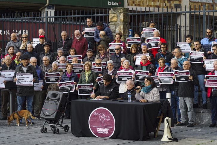 Rueda de prensa de Galdakaoko Etxebizitza Sindikatua, a la que también ha acudido Patxi, uno de los afectados.