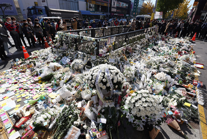 Flores en recuerdo a las víctimas de la estampida de Halloween en el barrio de Itaewon.