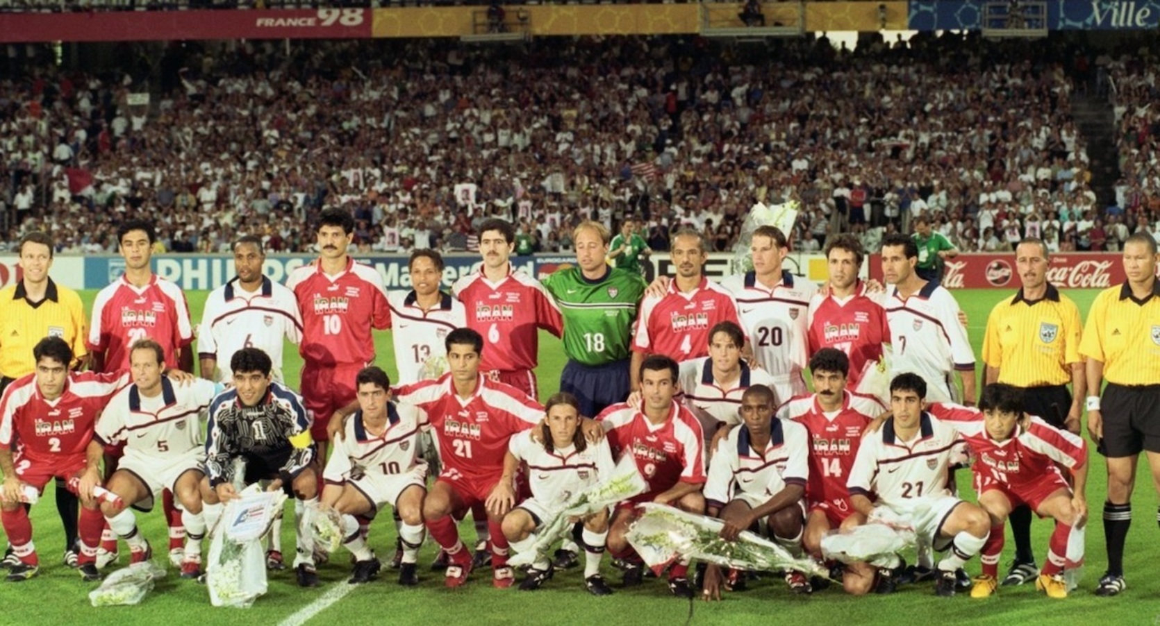 Los jugadores de Estados Unidos e Irán, en el Mundial de 1998.