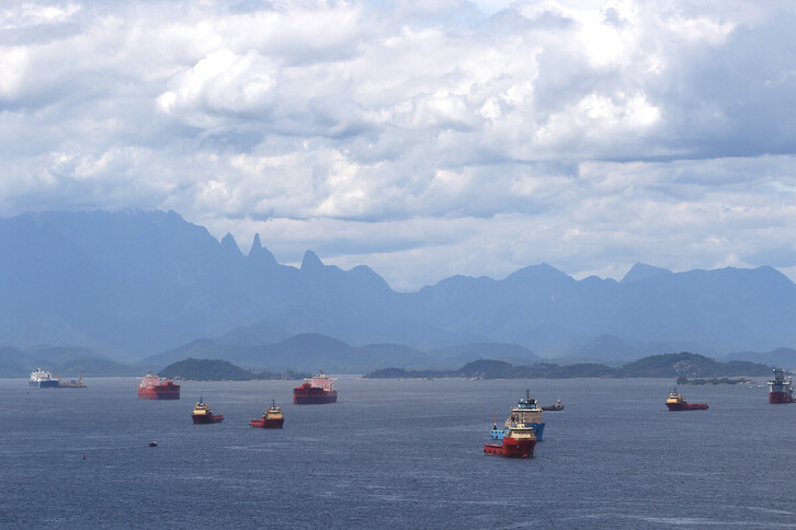 Barcos abandonados en la bahía de Guanabara