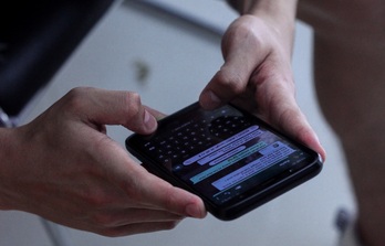 Un usuario utilizando WhatsApp. 