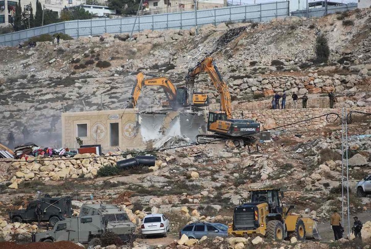 Máquinas israelíes derriban viviendas palestinas en Cisjordania.