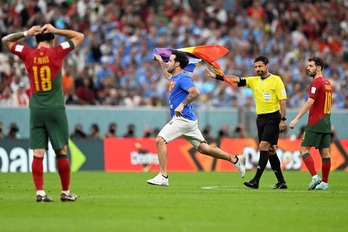 Mario Ferri corre por el campo ante la mirada del árbitro y los jugadores.