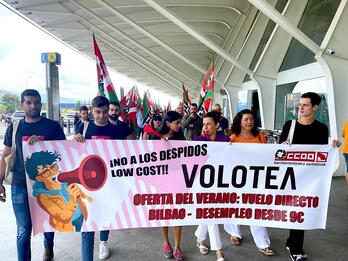 Movilización de los trabajadores de Volotea en el Aeropuerto de Bilbo.