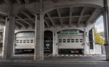 Pancartas en el parque de bomberos del Puente de Deusto.