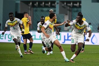 Jugadores de Senegal celebran el gol de Ismaila Sarr.