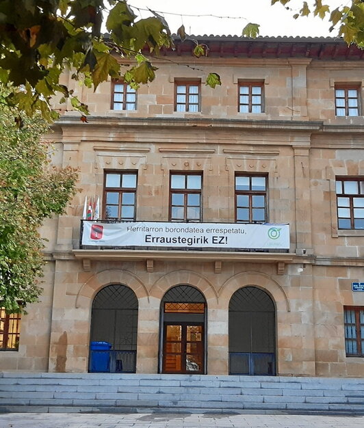 Usurbileko udaletxea, plaza aurrean duela.