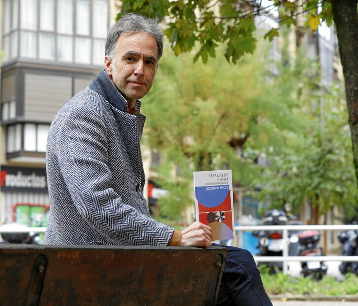 Harkaitz Cano, bere azken poesia liburua eskuetan, Donostian.